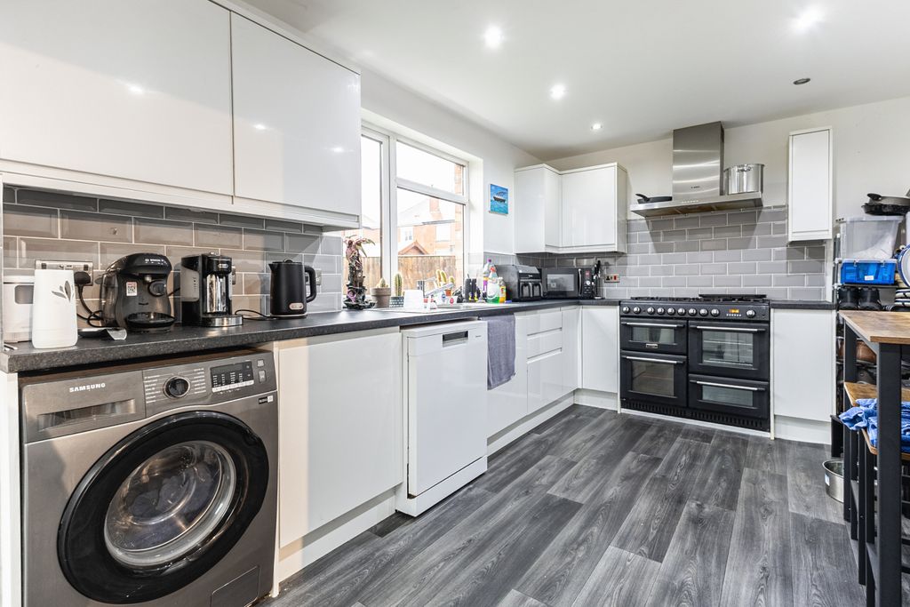 Property photo 2 of 15 Kitchen/Diner