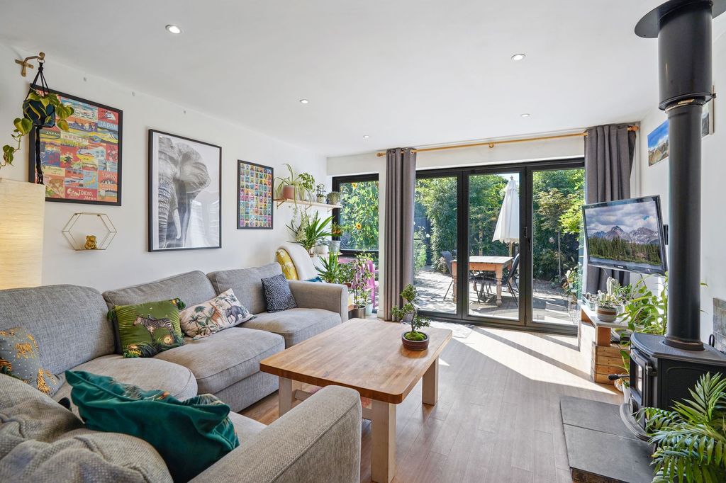 Property photo 2 of 23