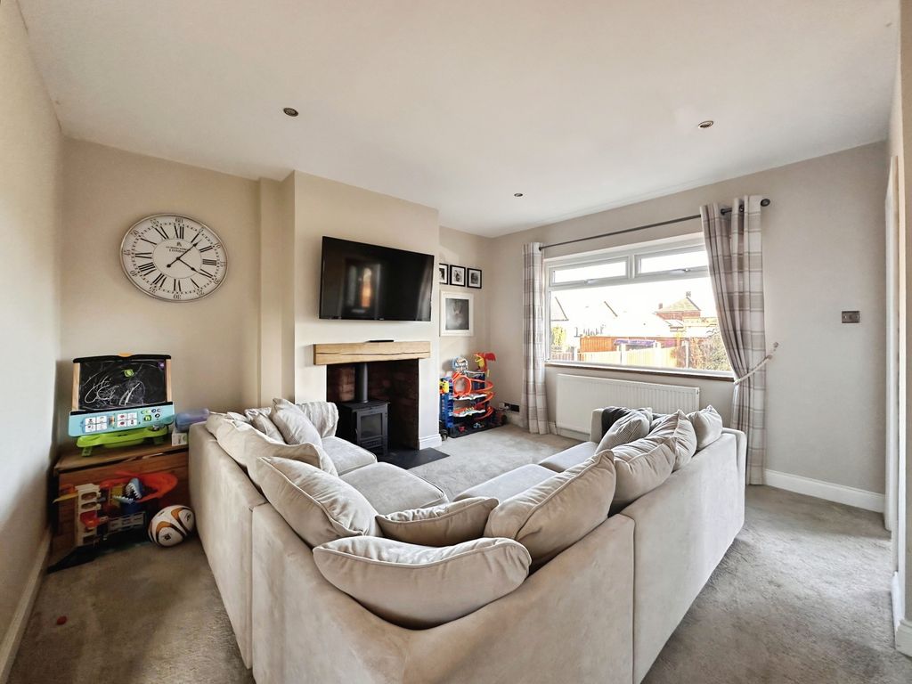 Property photo 2 of 16 Lounge