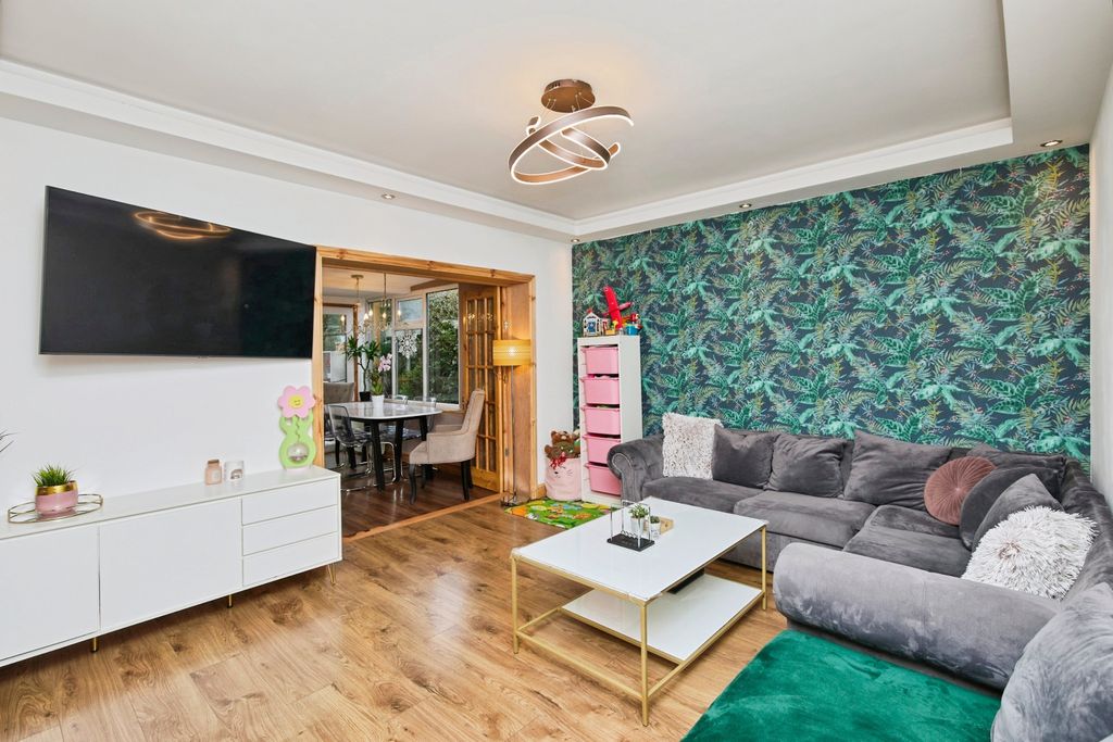 Property photo 3 of 20 Lounge