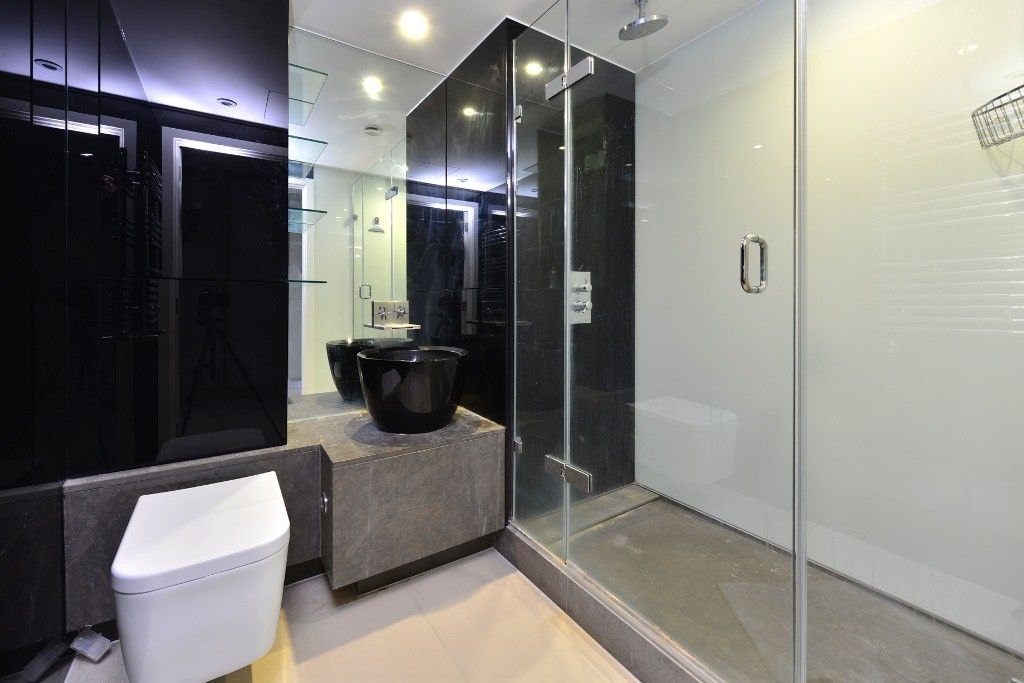 Property photo 3 of 18 Bathroom