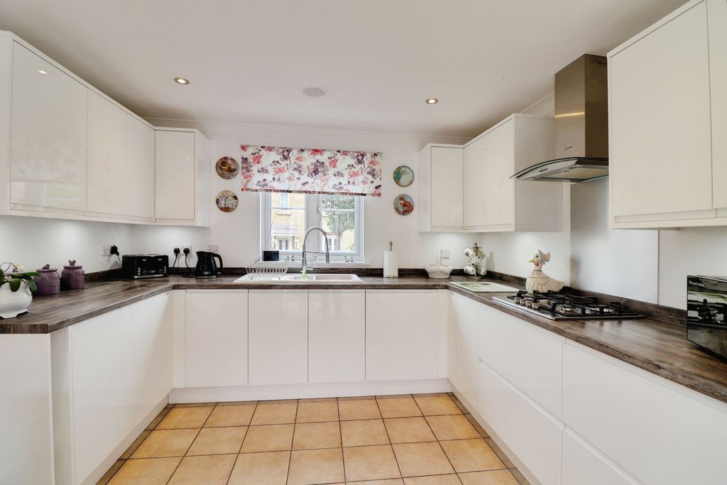 Property photo 3 of 27