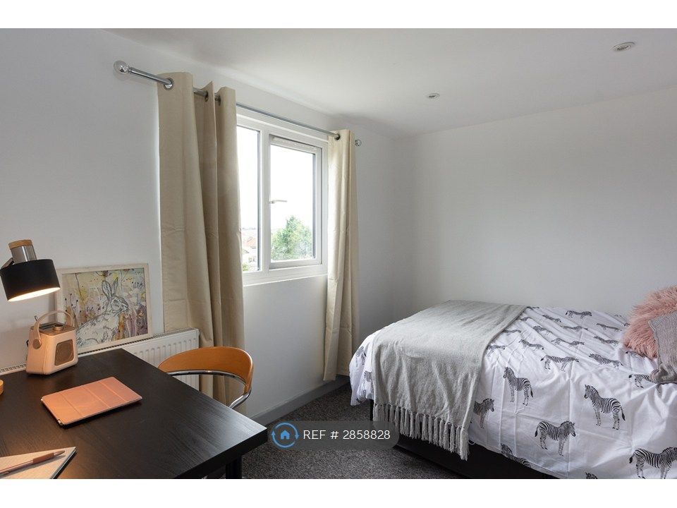 Property photo 1 of 10 Room 5 - Available