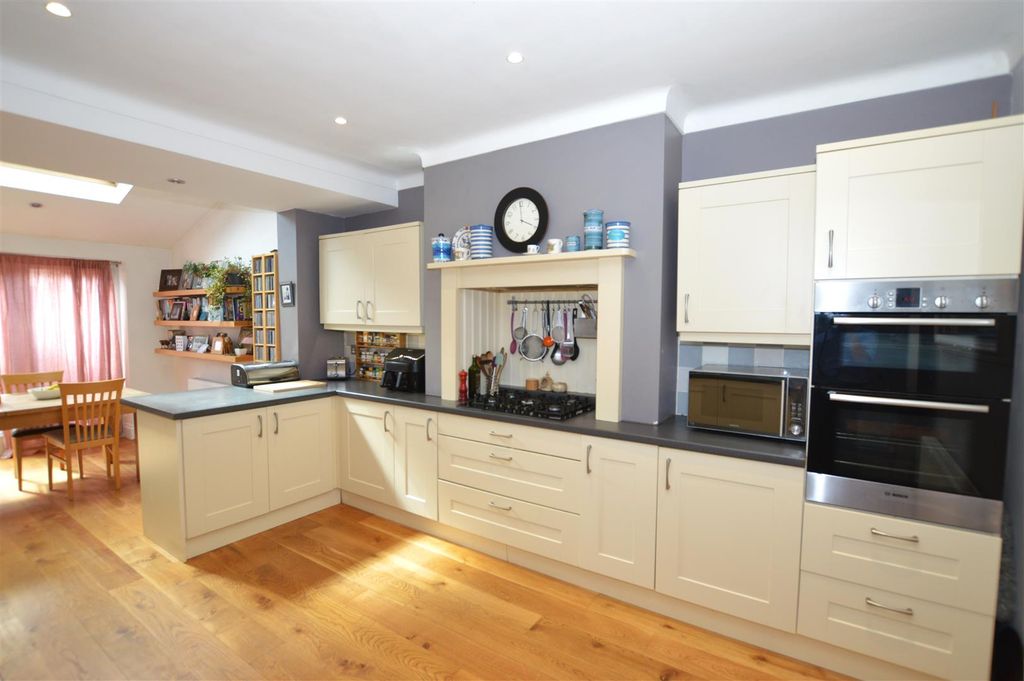 Property photo 2 of 18 62 Ryecroft Avenue Kit c.Jpg
