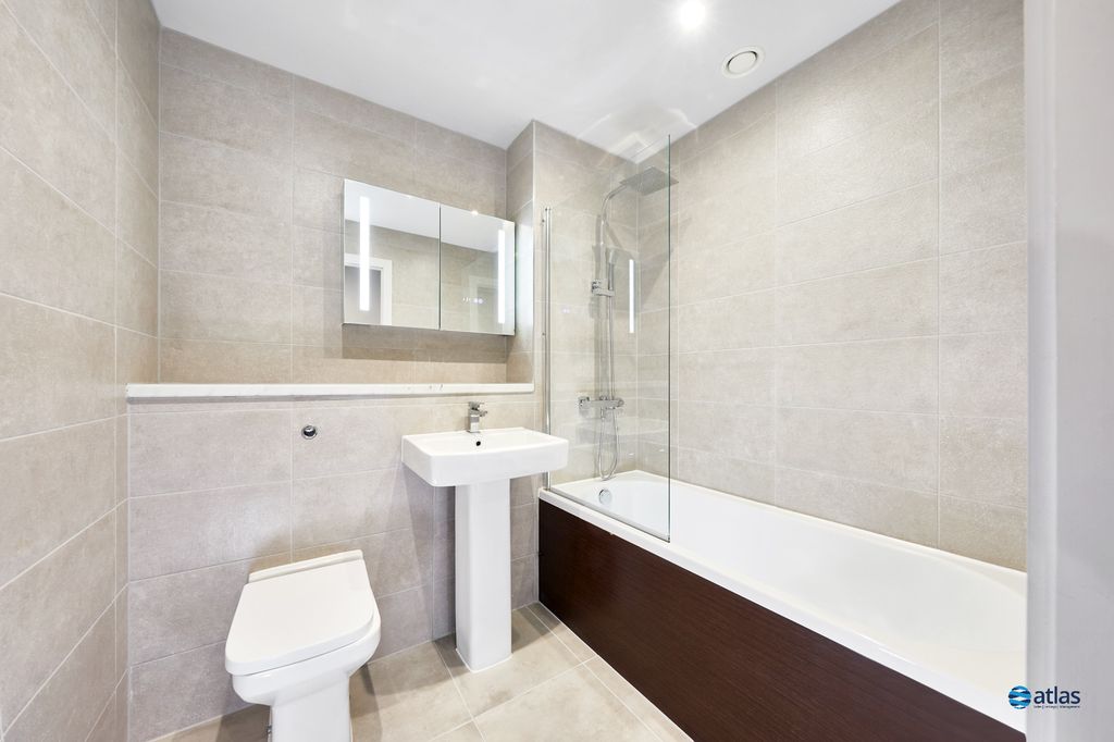 Property photo 3 of 19 Bathroom