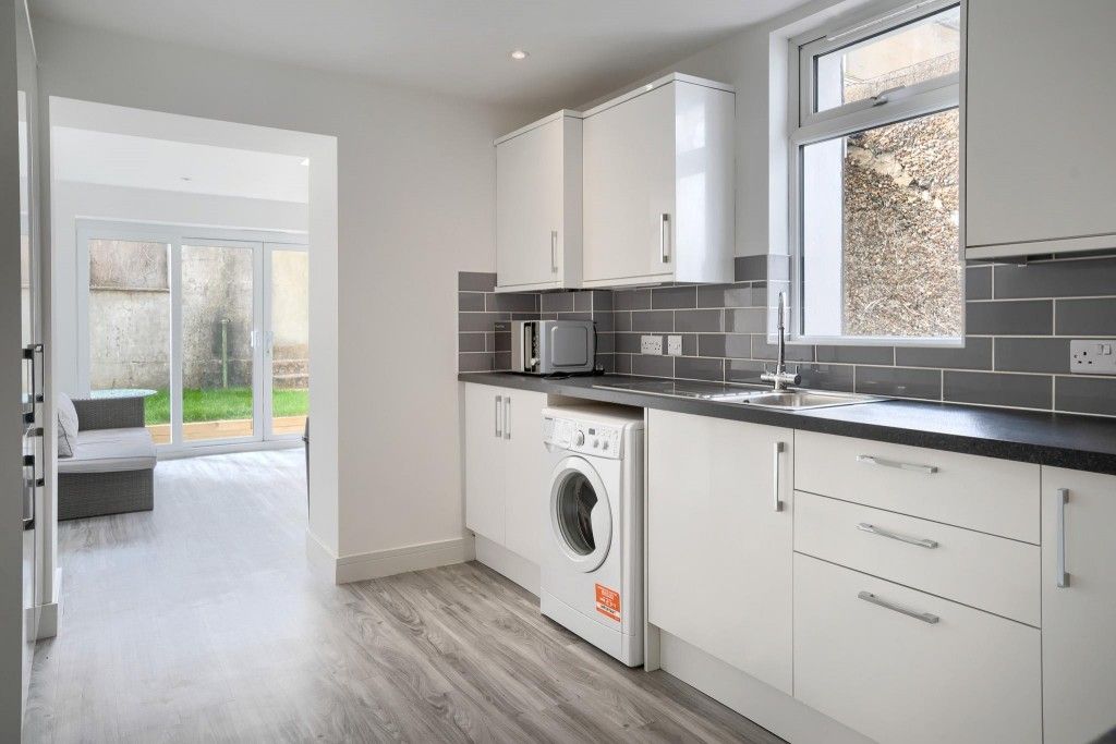 Property photo 1 of 8 Kitchen/Lounge