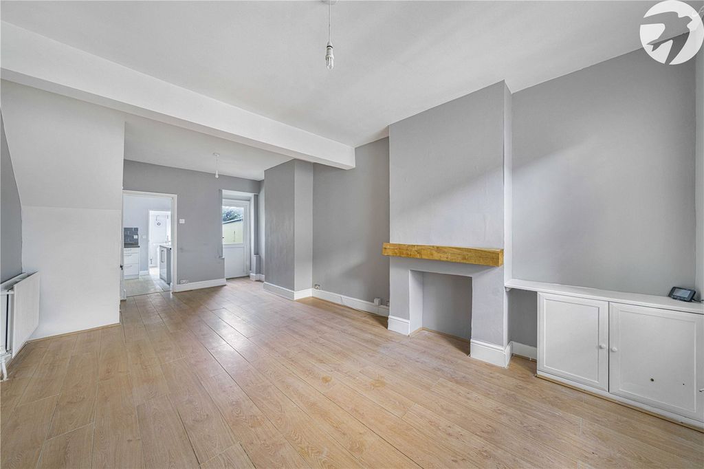 Property photo 2 of 17 Lounge