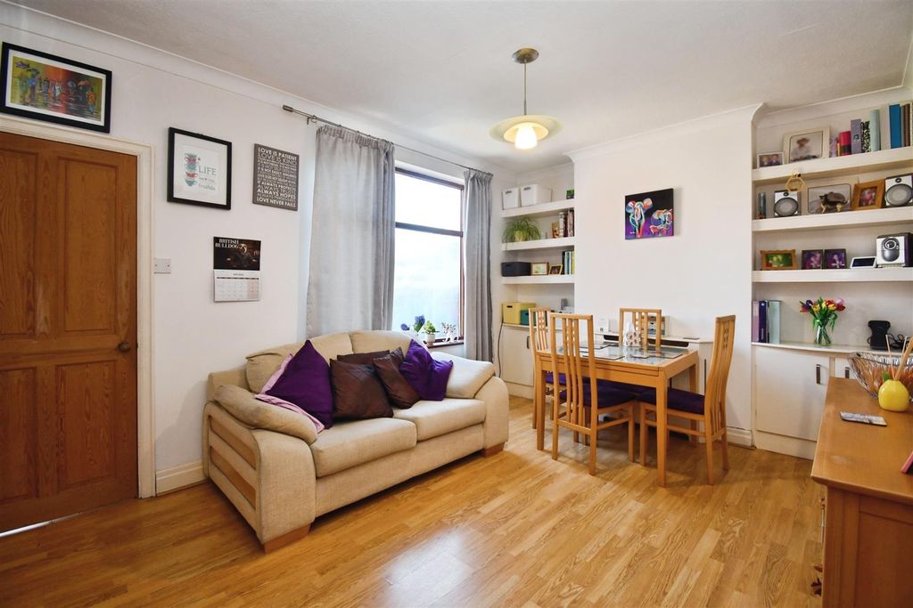 Property photo 2 of 17 4E0dc4c9-U 20 2829 29.Jpg