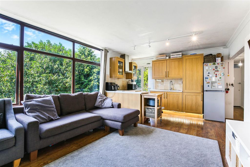 Property photo 3 of 20 1729436580 - 4 Great Elms, Kt17 - 12.Jpg