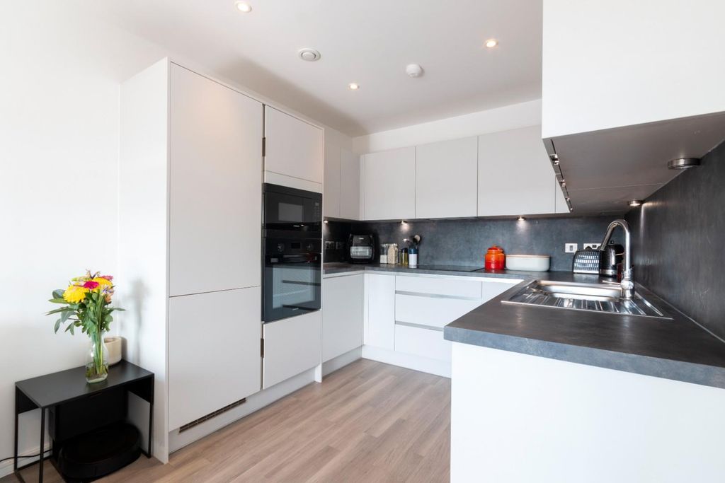 Property photo 3 of 9 F12 5 Selbourne Avenue Ph2.Jpg