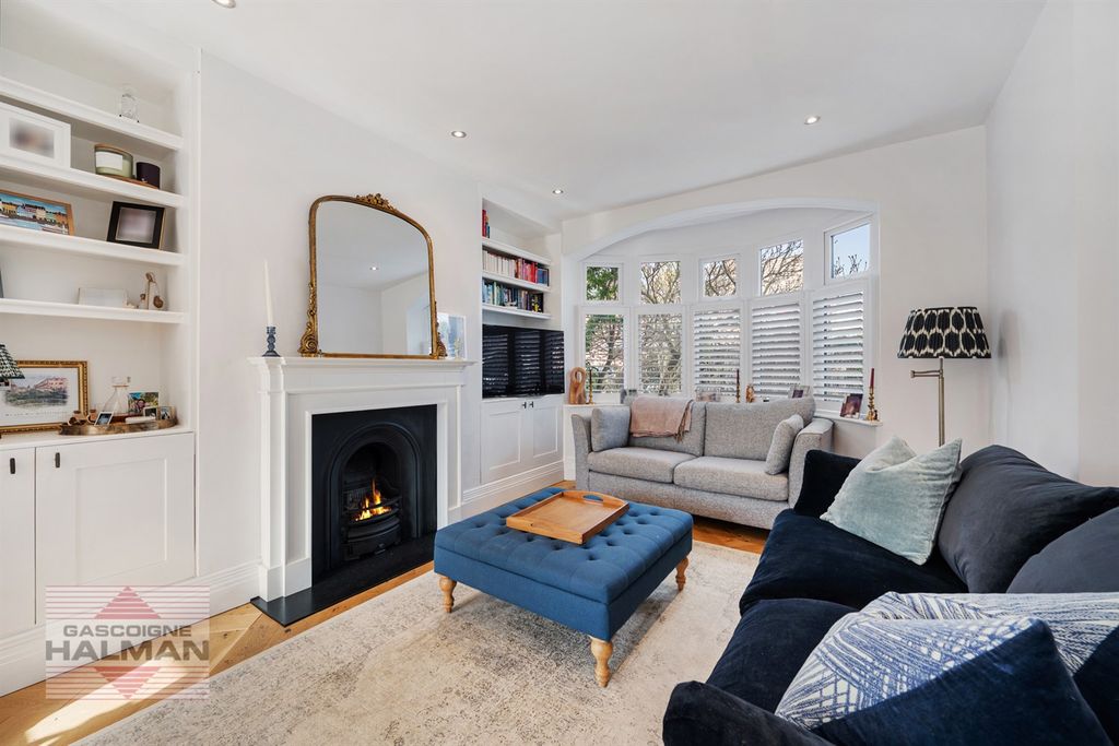 Property photo 3 of 19 Living Room