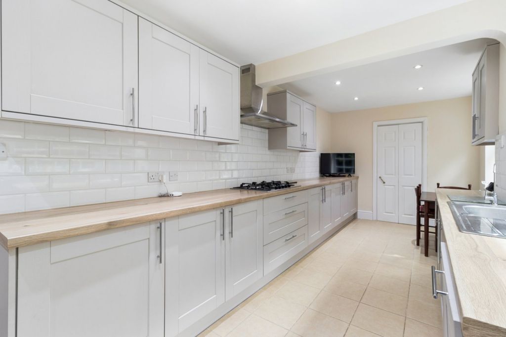 Property photo 3 of 18 Kitchen