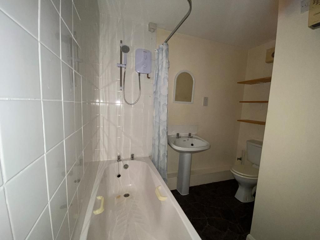 Property photo 3 of 9 Bathroom