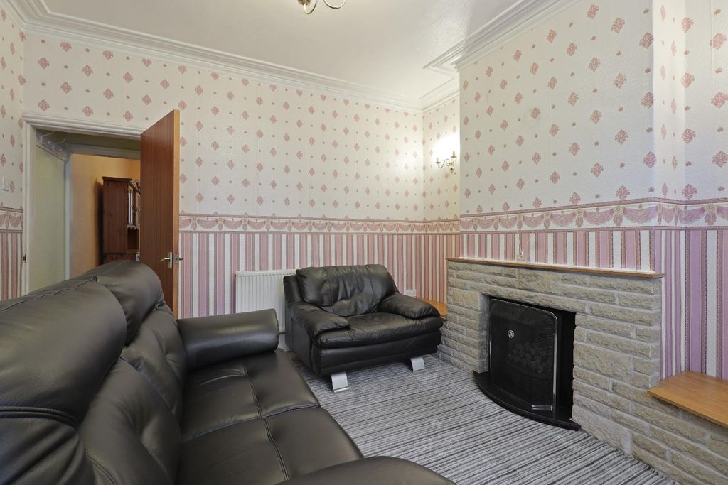 Property photo 3 of 24 Lounge