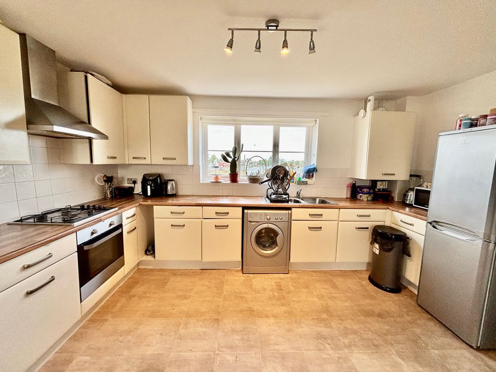Property photo 2 of 8 Kitchen
