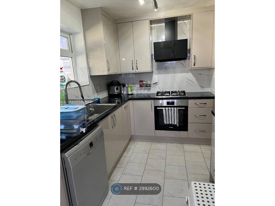 Property photo 3 of 8 Kitchen