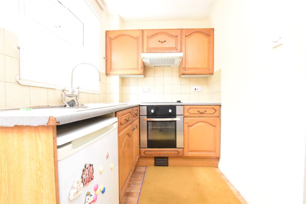 Property photo 3 of 8 Kitchen