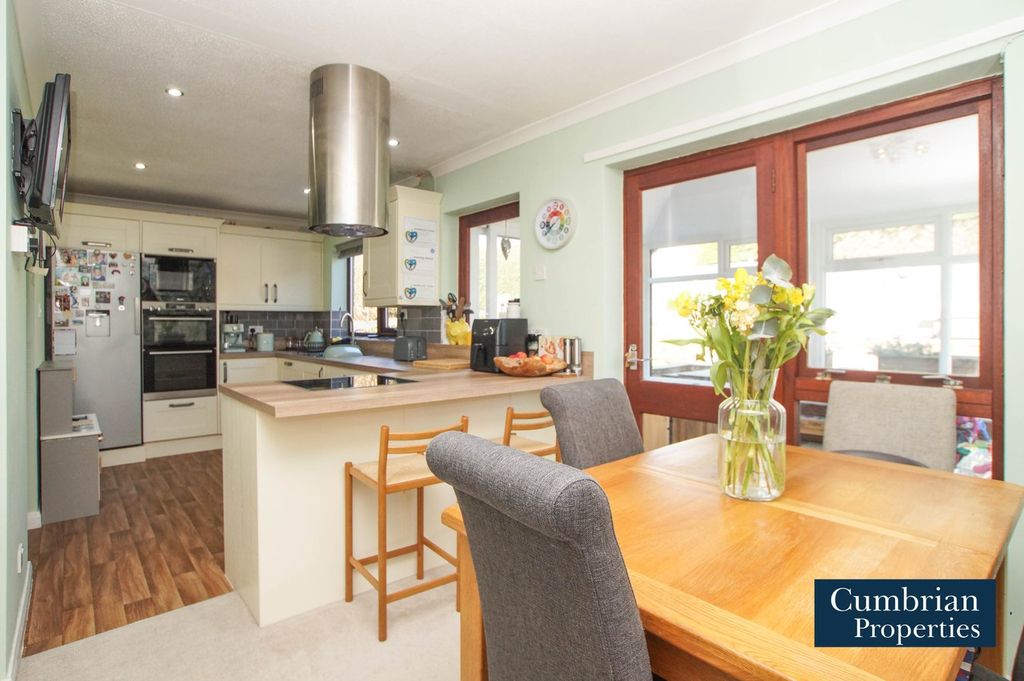 Property photo 2 of 21 Dining Kitchen