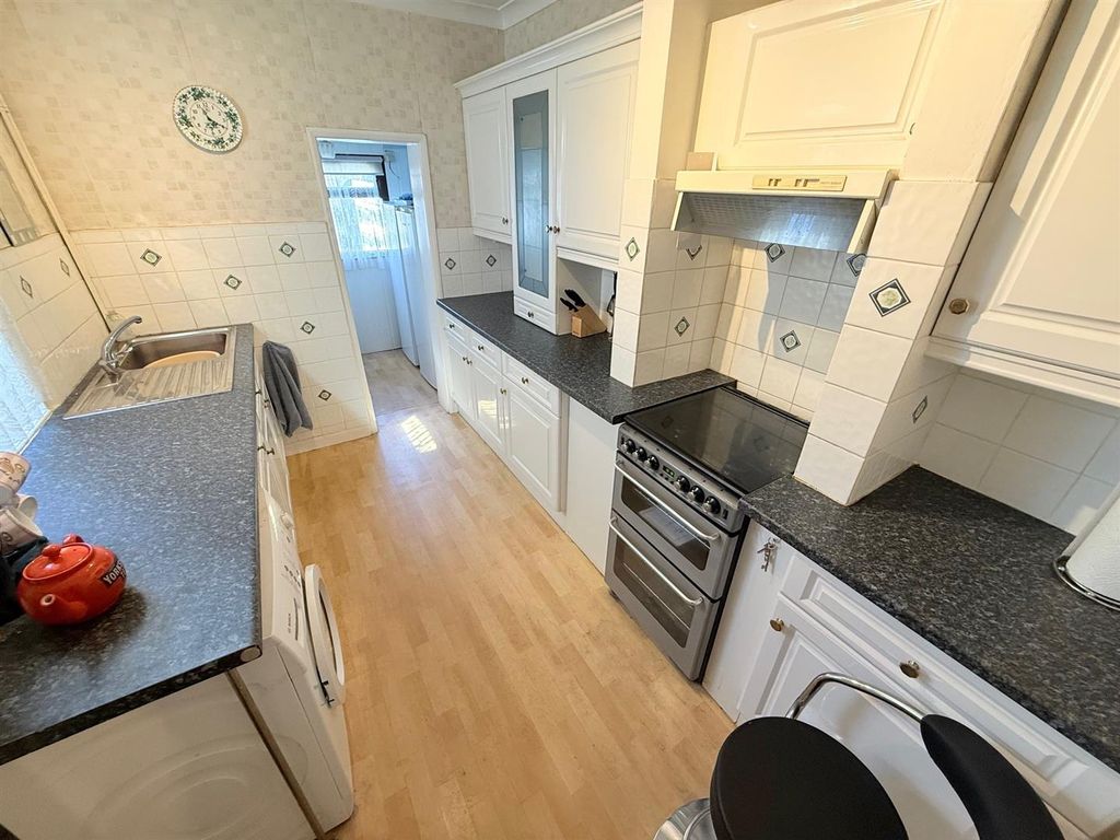 Property photo 2 of 11 Kitchen