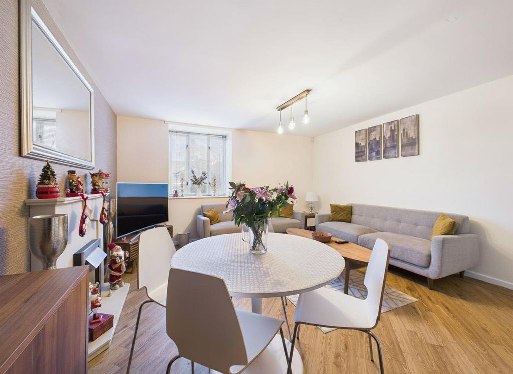 Property photo 3 of 12 Lounge