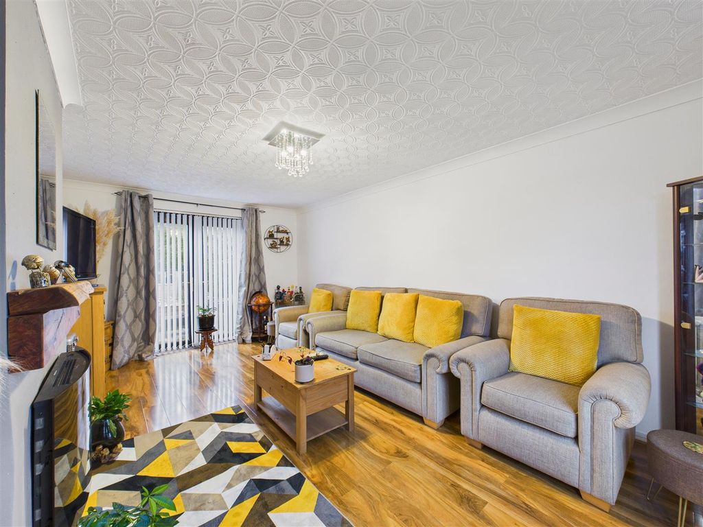 Property photo 3 of 11 Lounge