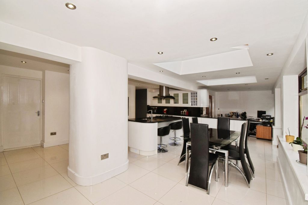 Property photo 2 of 13 Photo