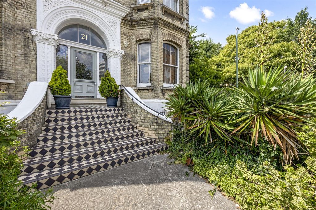 Property photo 1 of 14 Front