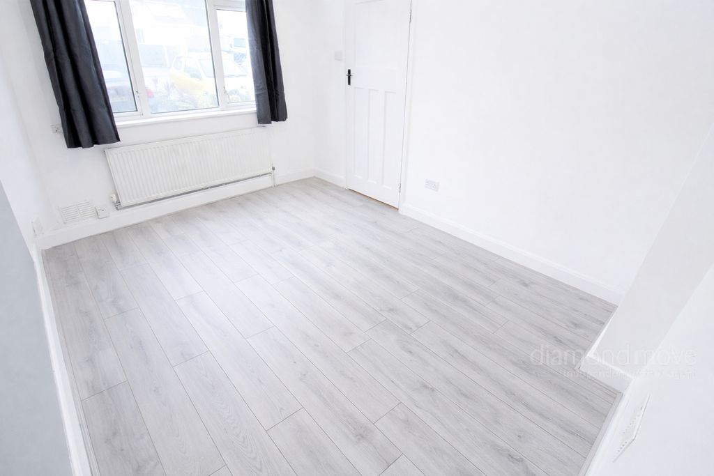 Property photo 1 of 8 Photo 7