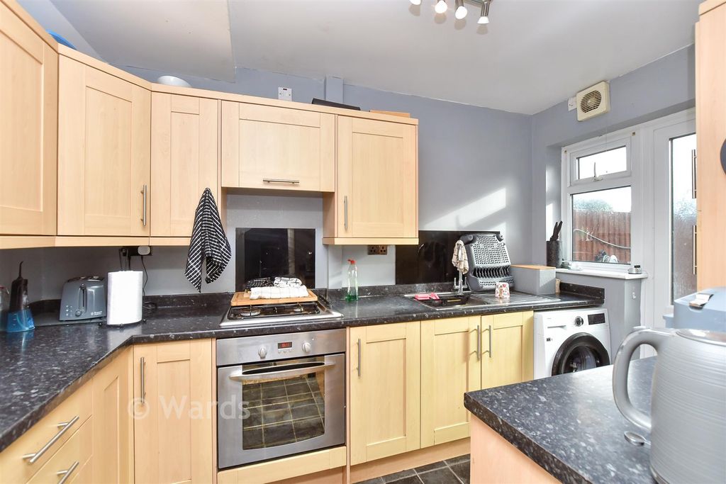 Property photo 3 of 10 Kitchen