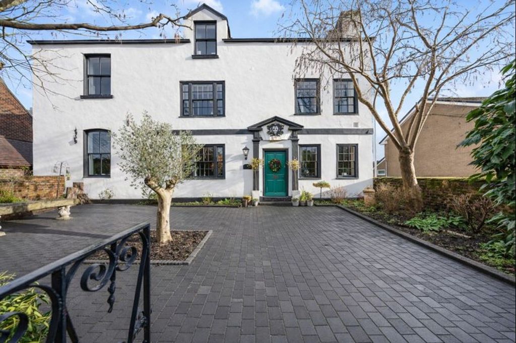 Property photo 1 of 31