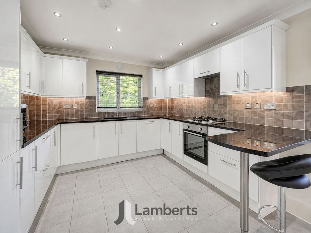 Property photo 3 of 18 Kitchen