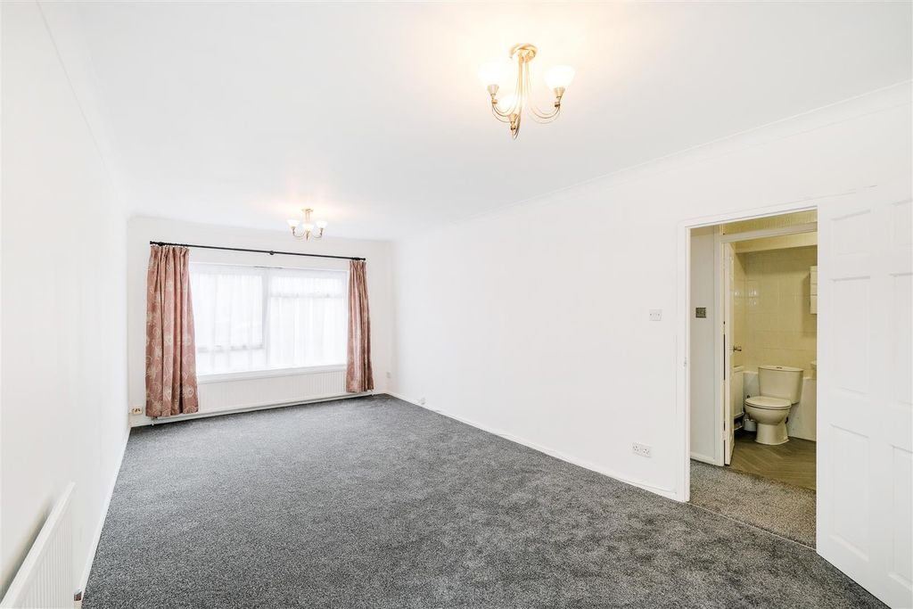 Property photo 3 of 16 Flat 3, 23 Aldersbrook Road-10.Jpg