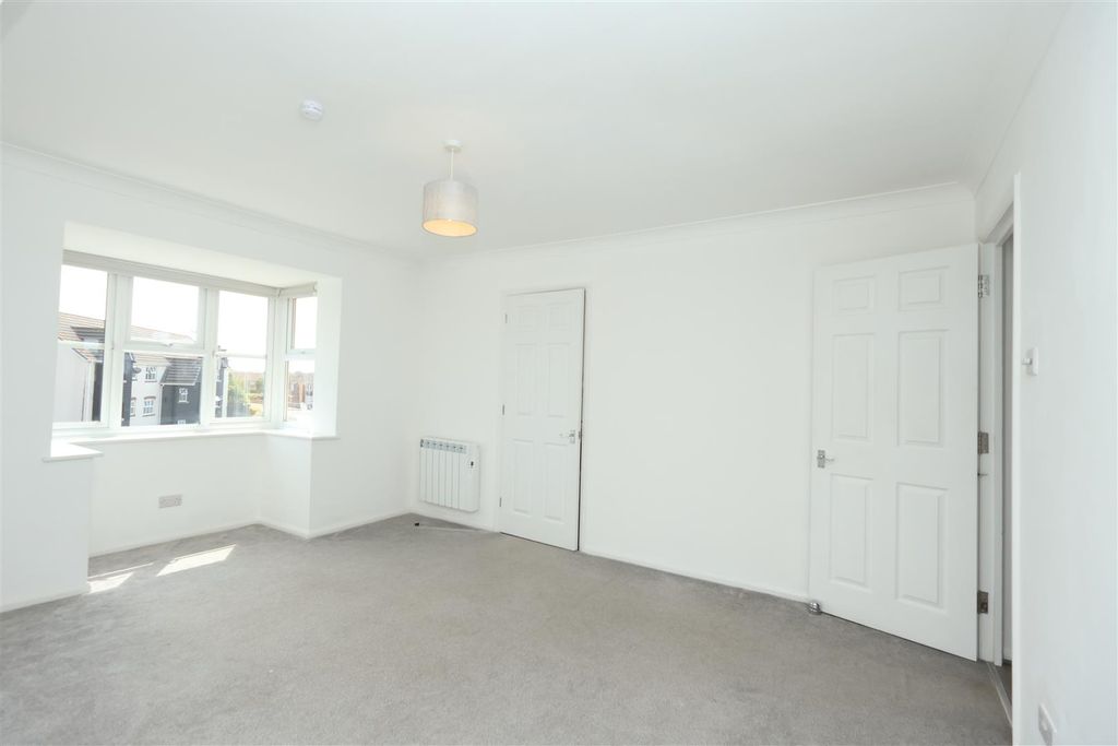 Property photo 3 of 11 Living Room