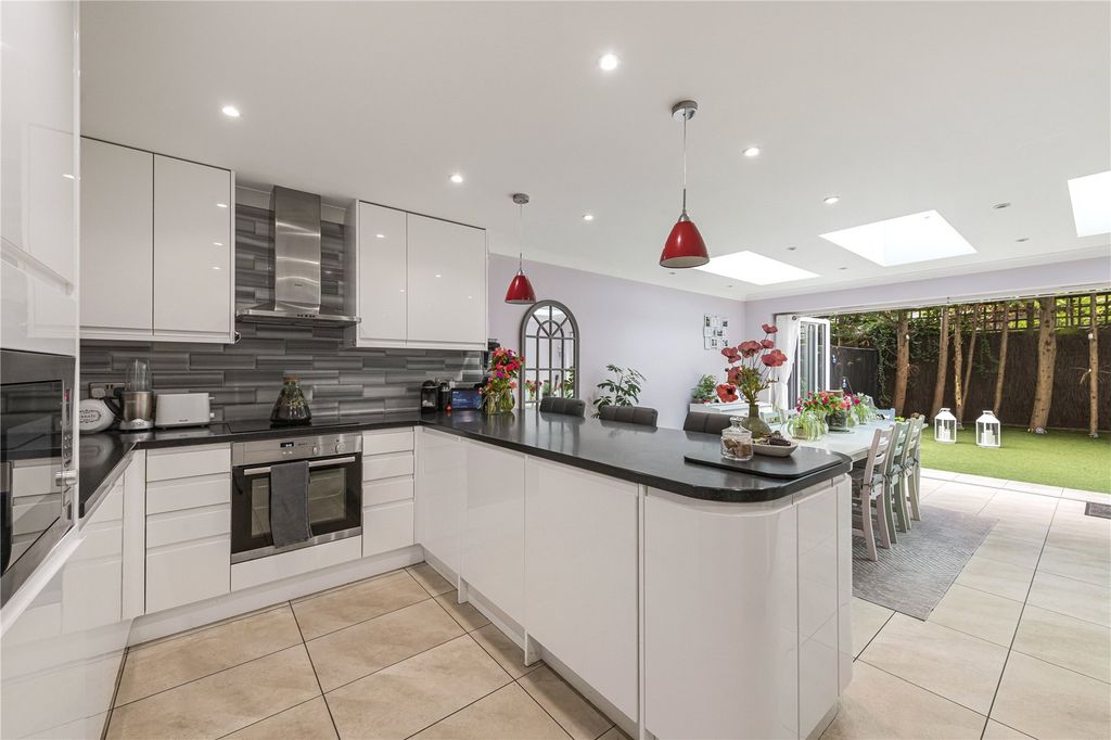 Property photo 2 of 19 Kitchen