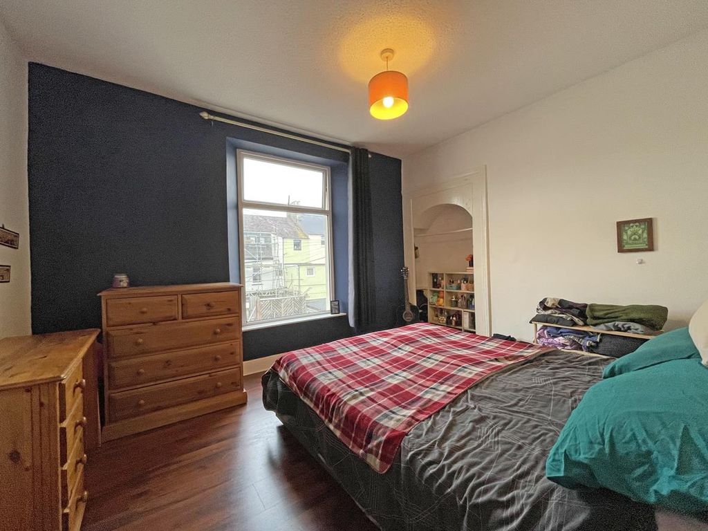 Property photo 3 of 8 Ermington Terrace 13 - Bedroom Front.Jpg