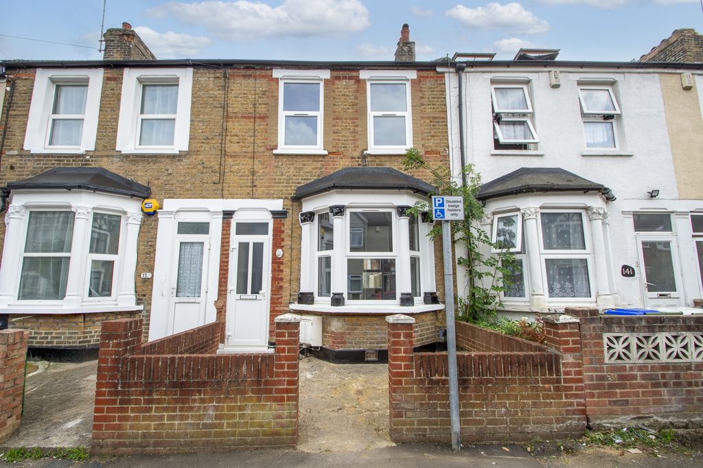 Property photo 1 of 13 Three Bedroom Terraced House