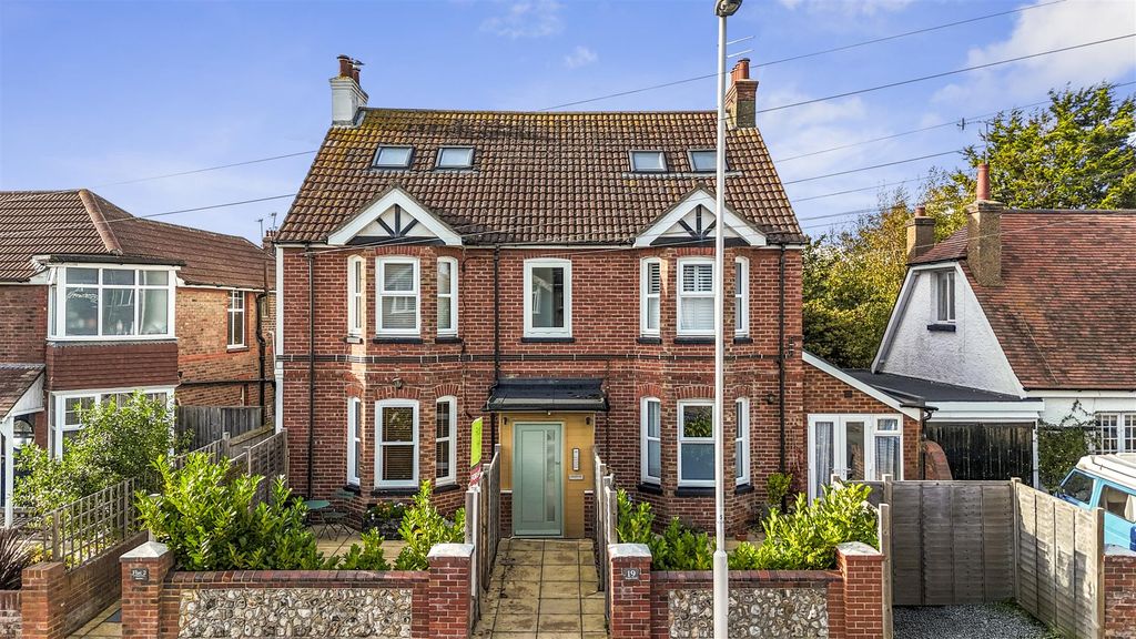 Property photo 1 of 15 65 Southfields Road_002.Jpg