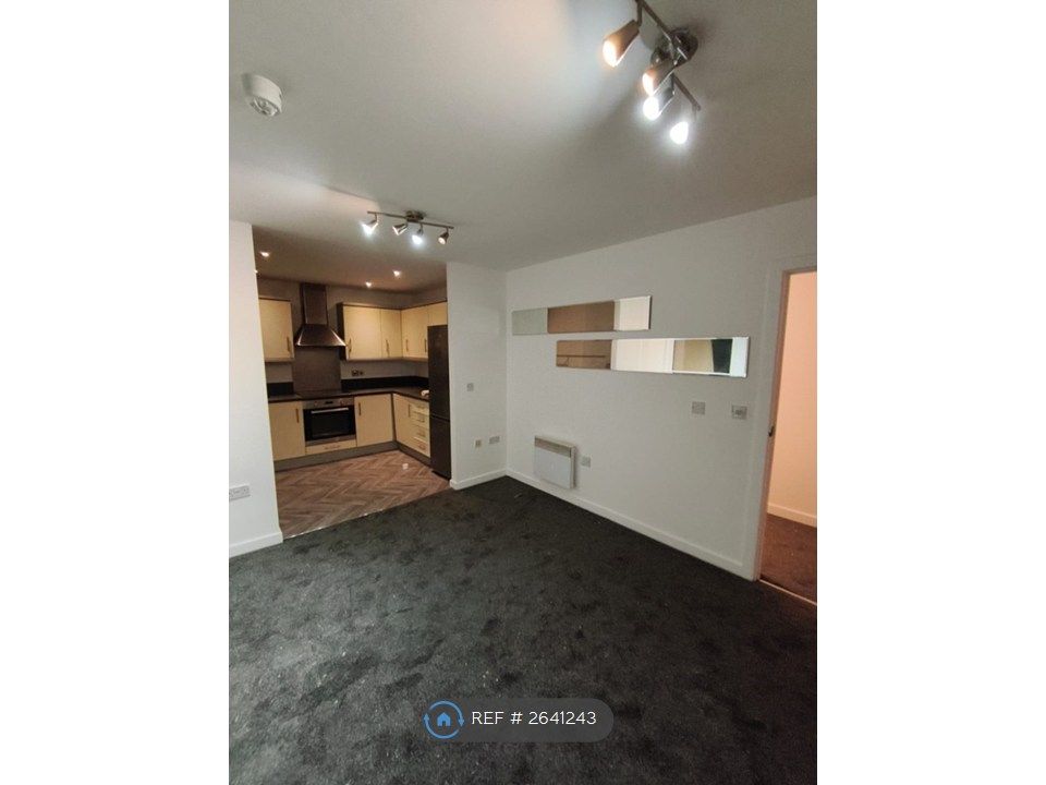 Property photo 1 of 9 Lounge & Kitchen