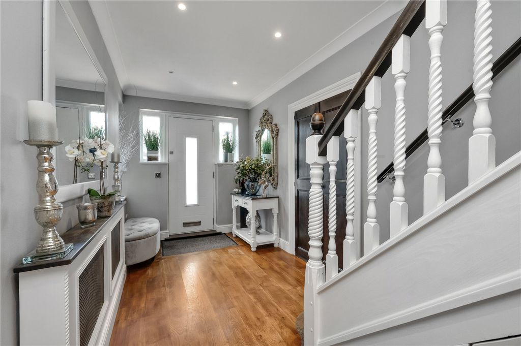 Property photo 2 of 22 Entrance Hall
