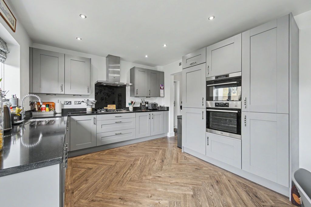 Property photo 3 of 31 Kitchen