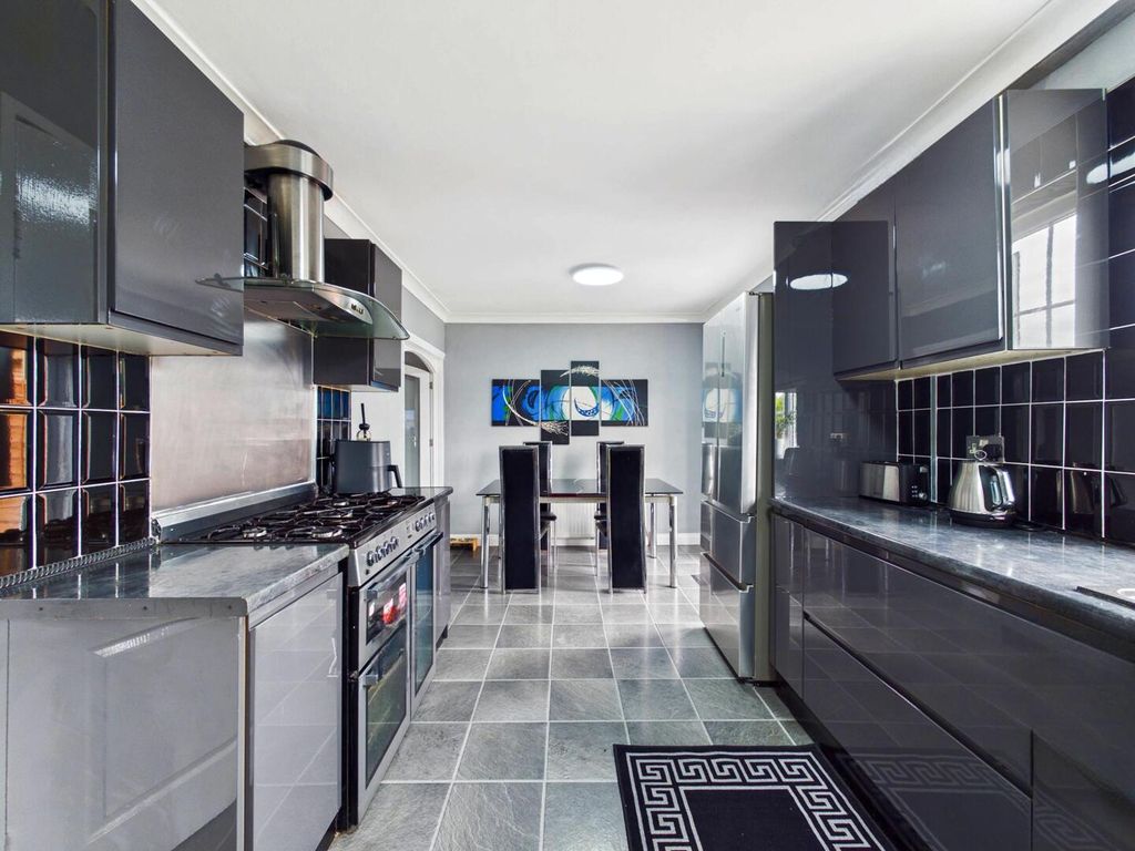 Property photo 2 of 10 Kitchen