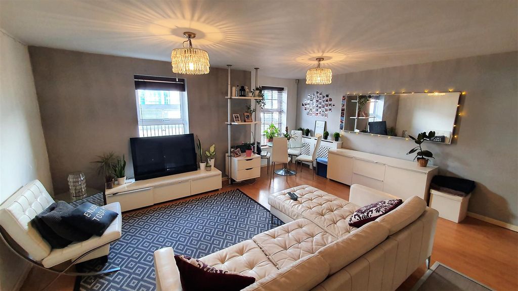 Property photo 2 of 25