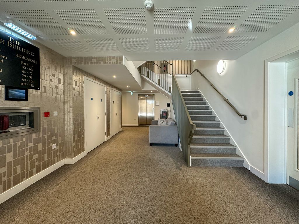 Property photo 2 of 16 Communal Entrance