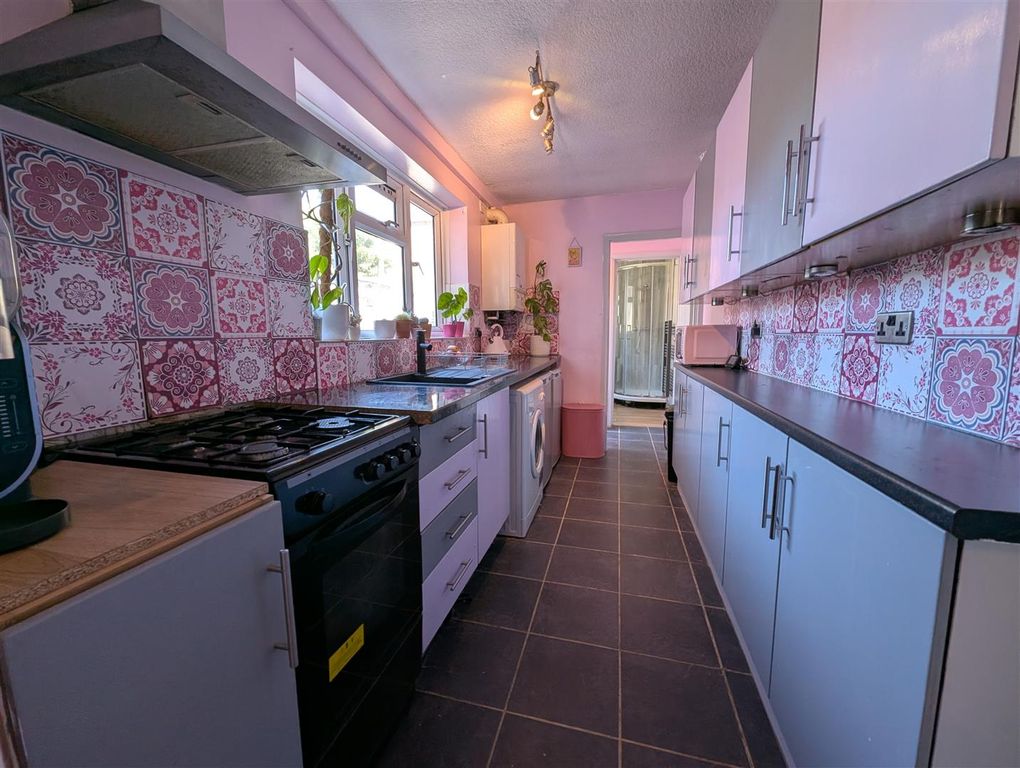 Property photo 3 of 11 Kitchen
