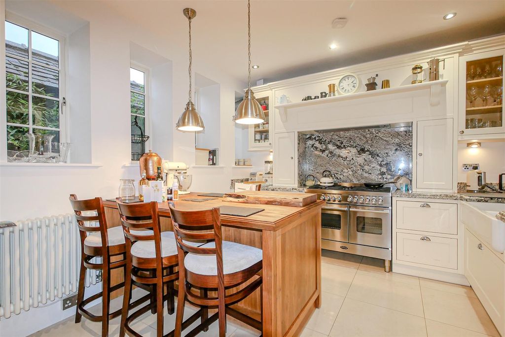Property photo 2 of 18 Kitchen / Breakfast Room