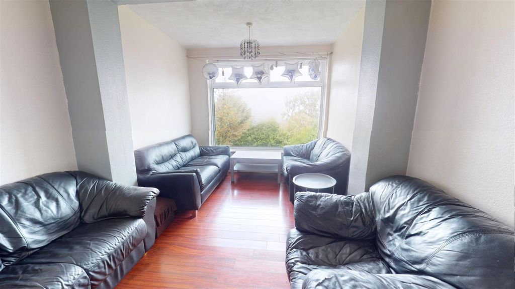 Property photo 3 of 13 Lounge