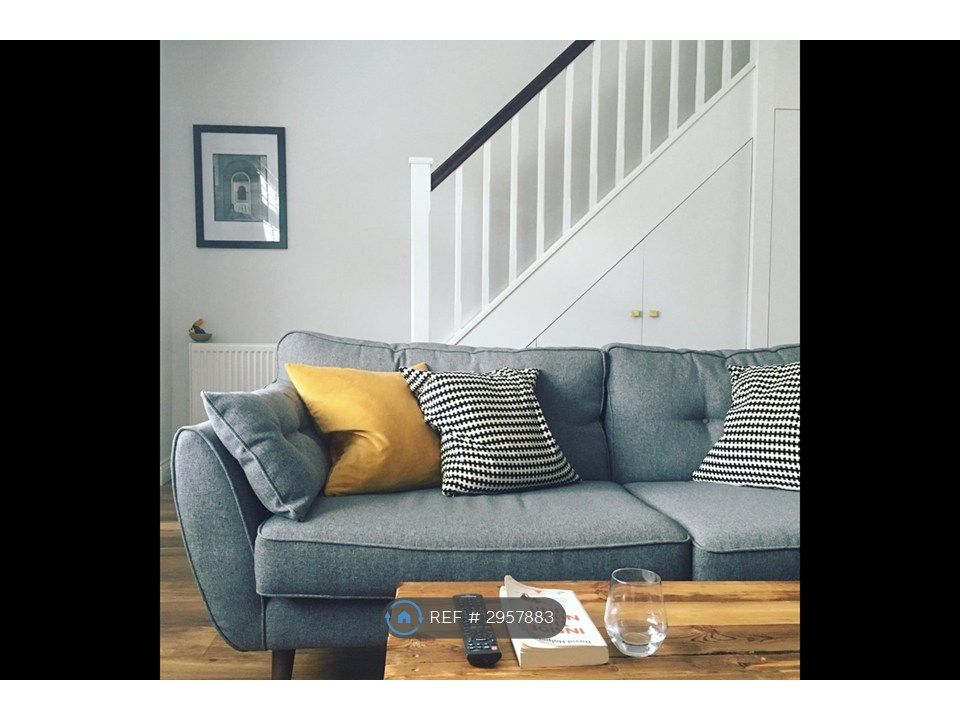Property photo 2 of 27 Front Lounge