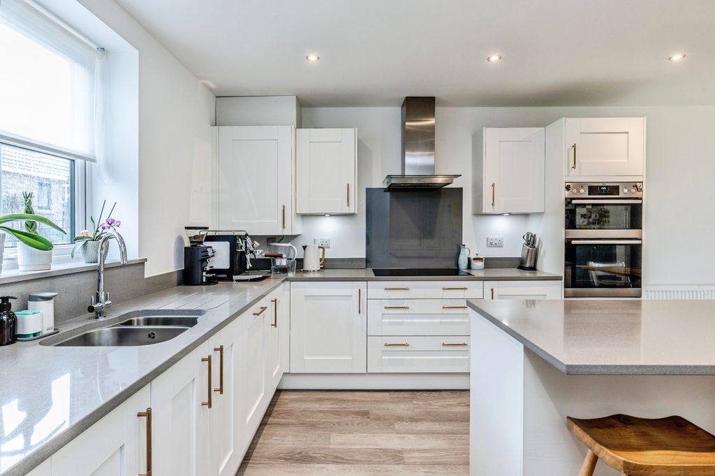 Property photo 3 of 18 Kitchen