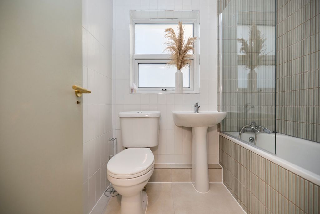 Property photo 3 of 6 Ln Tub 7A_045
