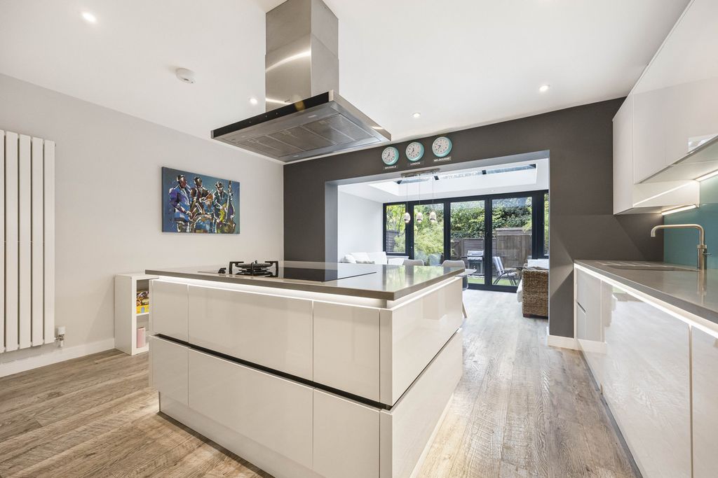 Property photo 2 of 23